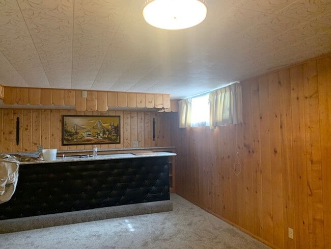 Building Photo - 3 bed 2 bath Ranch w/ finished basement in...