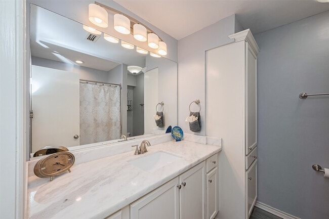 Building Photo - 8711 Pines Pl Dr