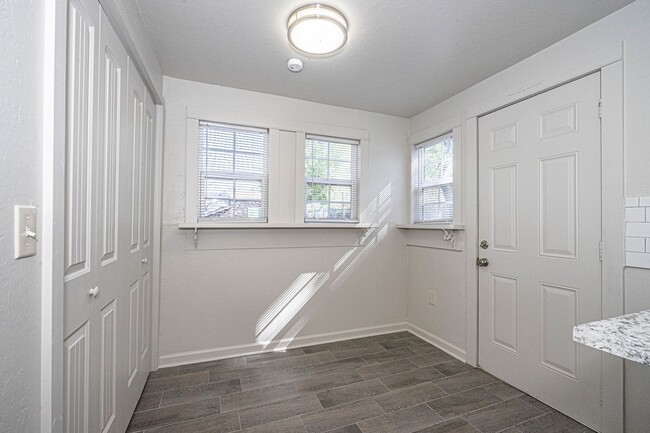Building Photo - PARK VIEW!!  2 Bed - 1 bath in NW OKC!