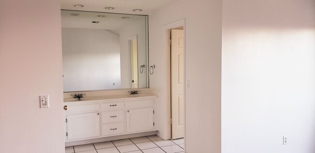 Building Photo - *DO NOT DISTURB TENANTS- 4 bedroom 2 bath home w/POOL!!
