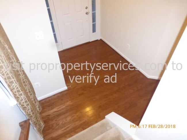 Building Photo - Beautiful Luxury Townhome Near Everything!