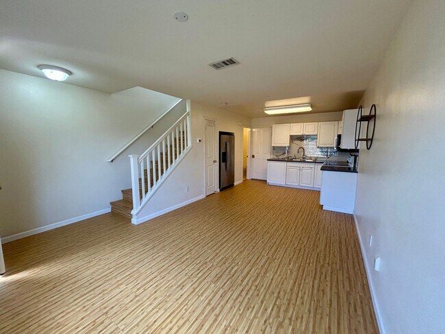 Building Photo - Spacious Townhouse with Central AC, Garage...