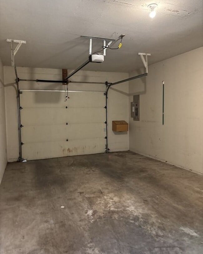 Building Photo - 2Bd/2Ba Two-Story Home - Available Soon!