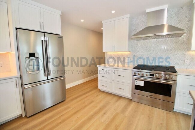 Building Photo - 124 Esmeyer Dr