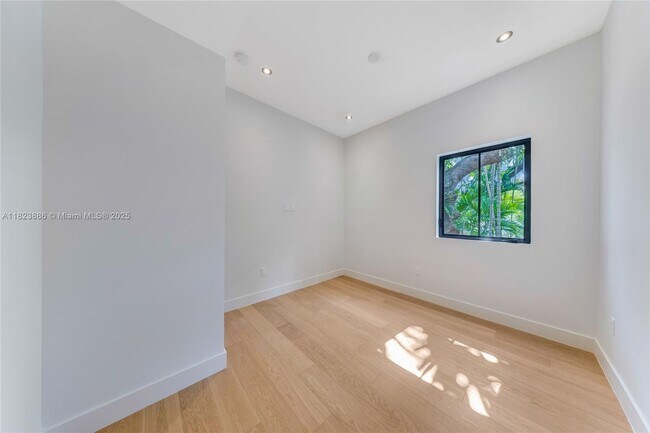 Building Photo - 1000 NW 9th Ct