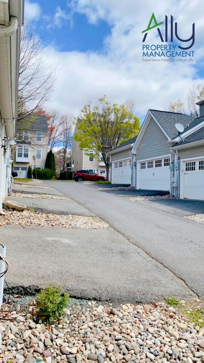 Building Photo - 908 Rainier Rd