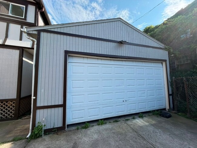 Building Photo - Four bedrooms. A sunroom. A fenced yard. A garage. Your next home is ready to be discovered!