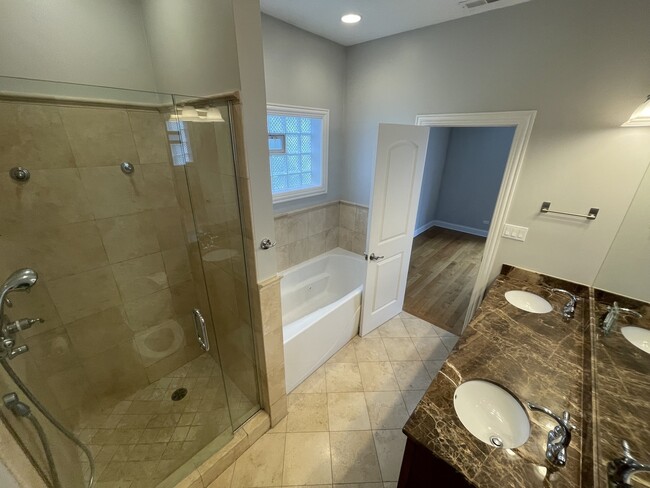 Building Photo - 6229 N Richmond St