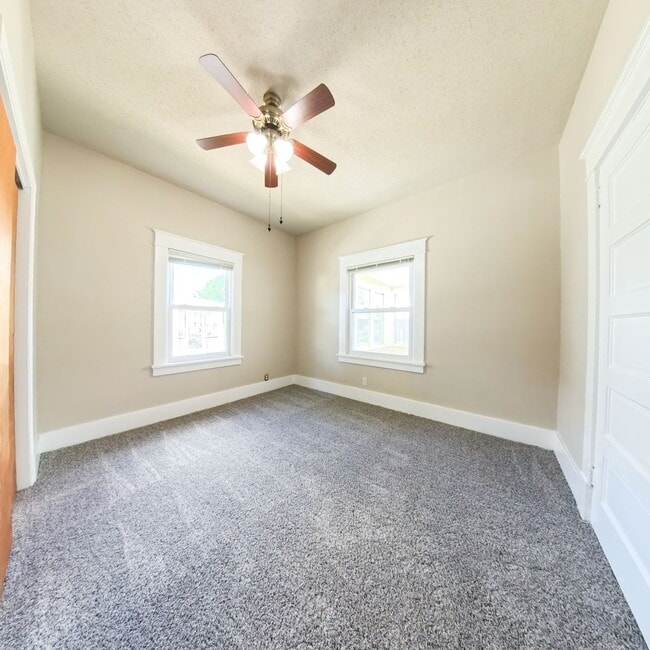 Building Photo - Newly updated 5 bedroom 2 bathroom home