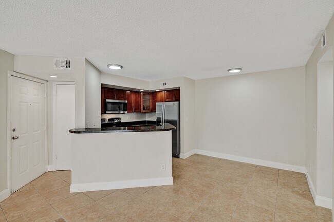 Building Photo - Remodeled 2 Bedroom / 2 Bathroom Condo with Lake View – Great Location