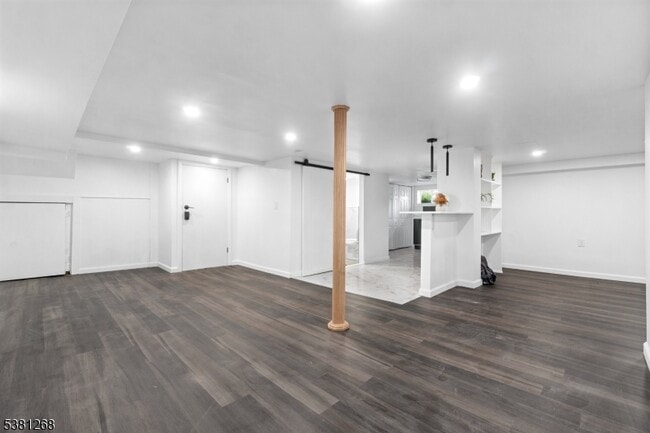 Building Photo - 656 Park Ave