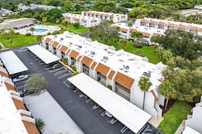 Building Photo - 2905 SW 22nd Ave