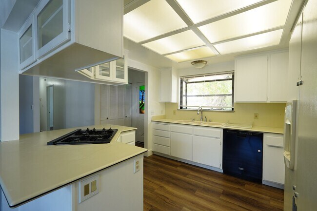 Building Photo - 220 Lilac Ct