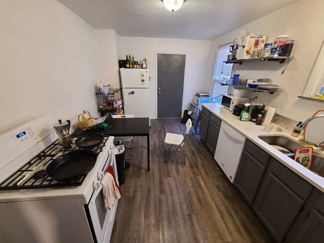 Building Photo - SPACIOUS 4 BEDROOM IN THE HEART OF OAKLAND