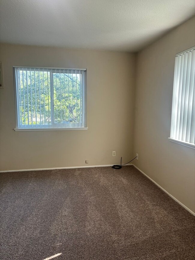 Building Photo - NICE QUAINT APARTMENT IN COLFAX!!