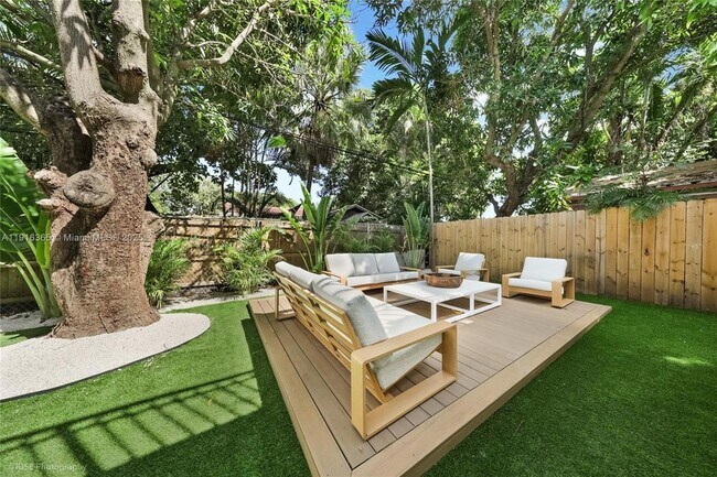 Building Photo - 871 NE 81st St