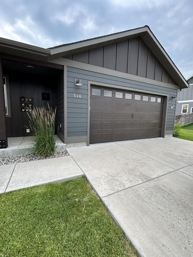 Building Photo - 546 Talon Way
