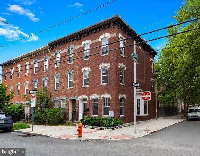 Building Photo - 1318 Bainbridge St
