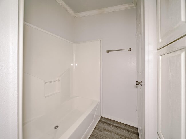 Building Photo - 102 Rolling Glen