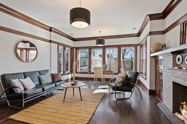 Building Photo - 2434 N Avers Ave