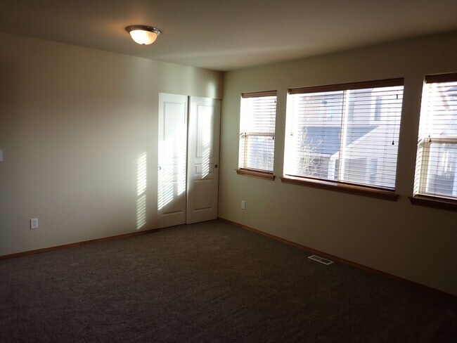 Building Photo - Beautiful 5 Bedroom Puyallup Home