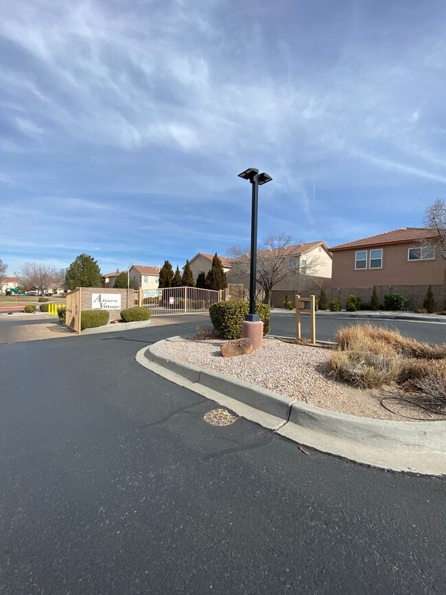 Building Photo - 3 bed 2.5 bath