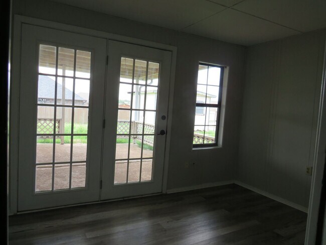Building Photo - 4101 SW Parkridge Blvd