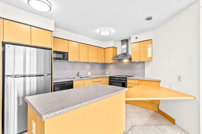 Building Photo - Beautiful Honolulu views from this bright ...