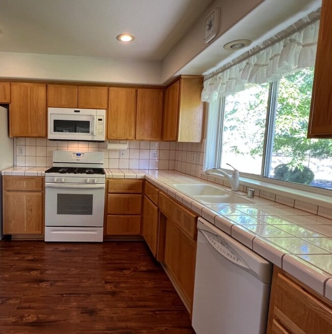 Building Photo - Beautiful 3-bedroom, 2-bath patio home in the Westwood neighborhood