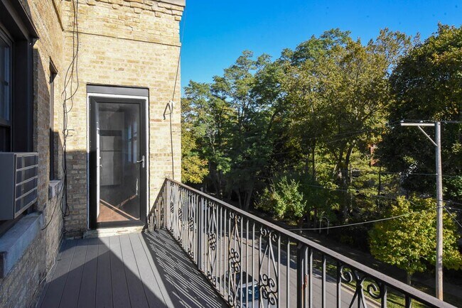 Building Photo - 735 Judson Ave