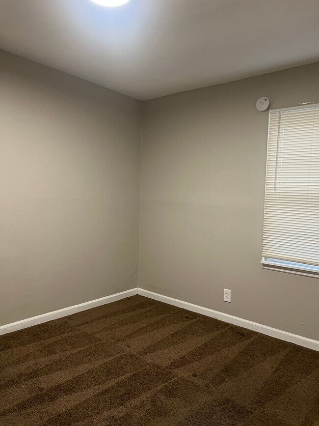 Building Photo - A charming 3 bedroom, 1 bathroom house has been newly remodeled and is ready for you to move in.