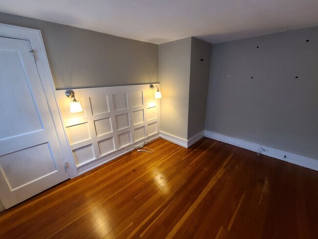 Building Photo - 3 Bedroom Single Family