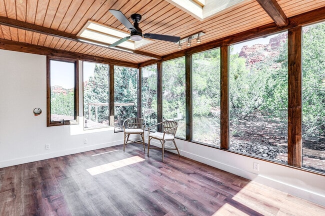 Building Photo - 10 Robbers Roost