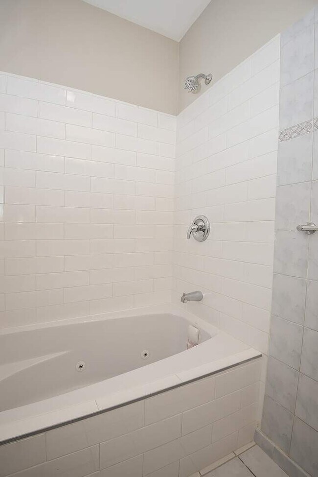 Building Photo - 3834 N Hermitage Ave