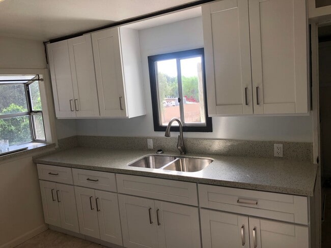 Building Photo - Cute 3 Bedroom
