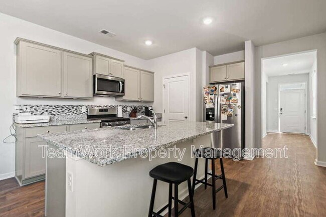 Building Photo - 643 Silver Spruce St