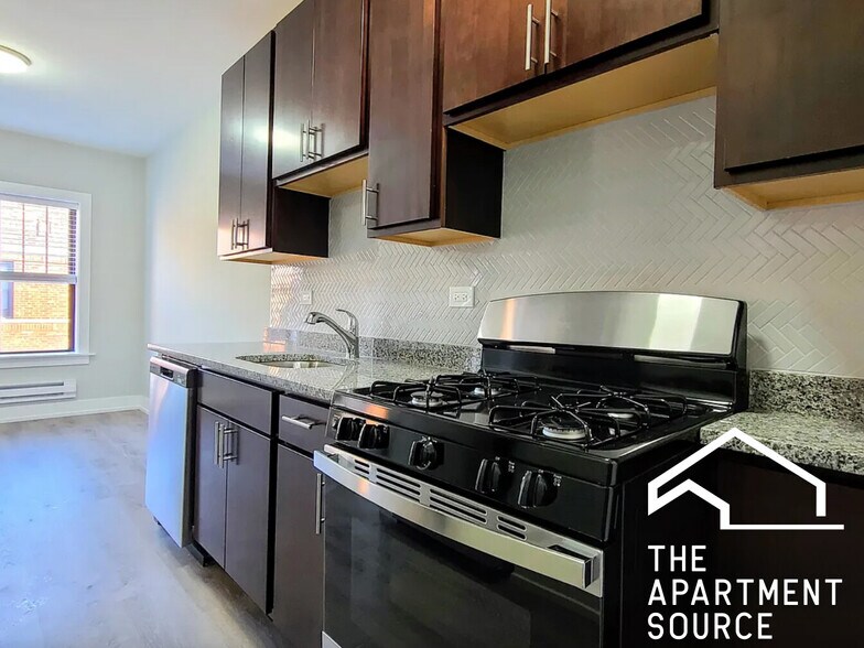 Building Photo - 849 W Cornelia Ave