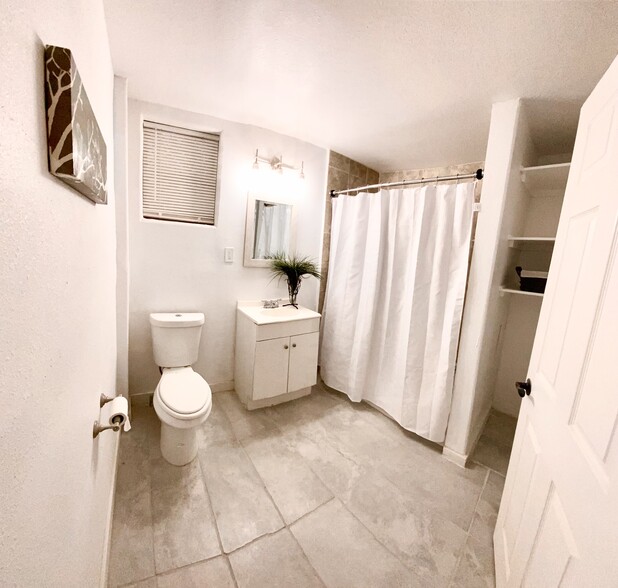 Hall bath - 1211 Santa Monica St