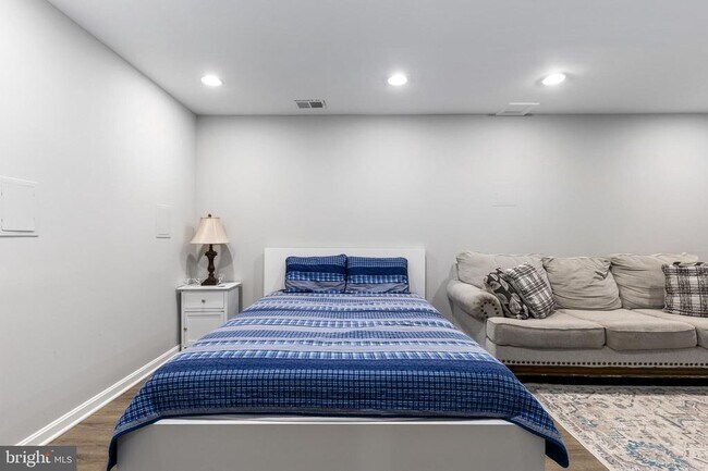 Building Photo - 9830 Meadow Valley Dr