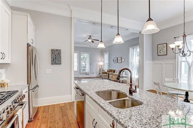 Building Photo - 4 BED | 2.5 BATH | PRIVATE OFF-STREET PARKING | OUTDOOR PATIO | WALK TO GARVIN HALL