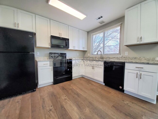 Building Photo - 1553 Beachview Dr