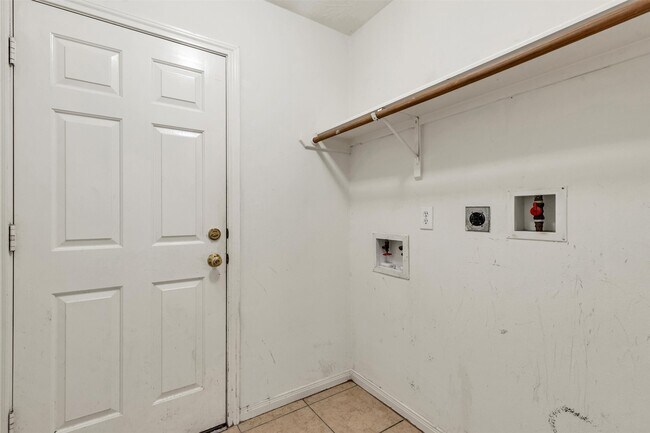 Building Photo - 820 Portsmouth Dr