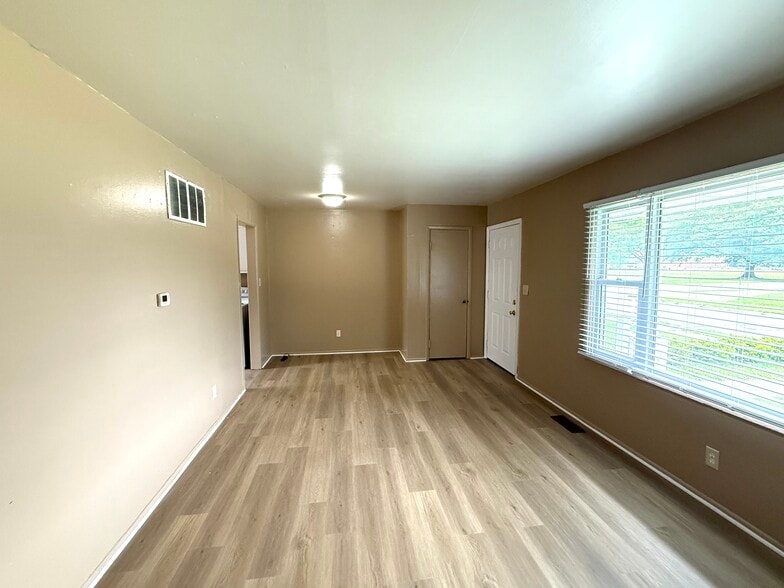 Building Photo - 401 Morris Dr