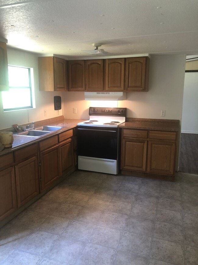Building Photo - 3 Bedroom Rental In North Crawfordville Av...