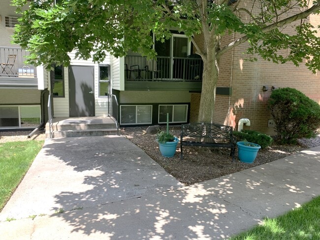 Building Photo - 1400 Golden Cir