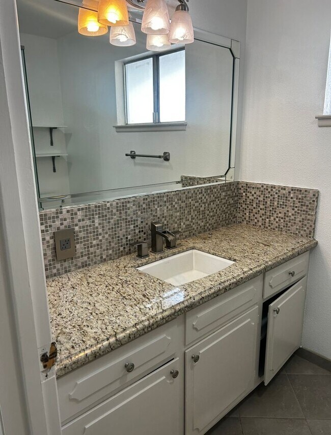 Building Photo - Immaculate North Fresno 3/2