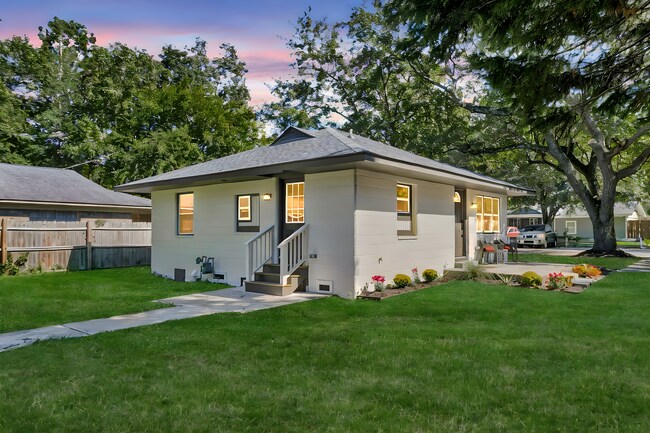 Building Photo - 635 Sequoia St