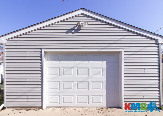 Building Photo - 839 14th St NE