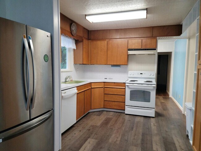 Building Photo - 3 Bedroom 1 Bath Home with Shop