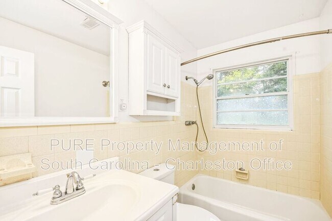 Building Photo - 628 Constant Dr